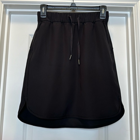 Lululemon On The Fly Skirt Woven Black. size 4 - Picture 2 of 10